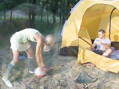 Девчонке захотелось заняться сексом в палатке установленной в лесу