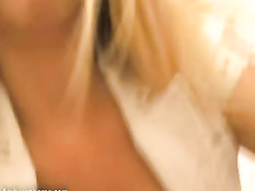 Блондинка с огромными сиськами раздевается в примерочной магазина