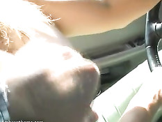 Блондинка с огромными сиськами раздевается в примерочной магазина