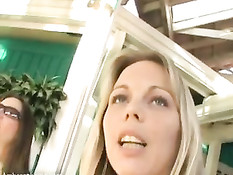 Блондинка с огромными сиськами раздевается в примерочной магазина