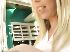 Блондинка с огромными сиськами раздевается в примерочной магазина
