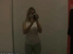 Блондинка с огромными сиськами раздевается в примерочной магазина