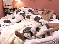 Проснувшись лысый парень связал девчонку и вставил ей в рот член