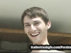 Молодая подруга с большим удовольствием отсосала в бассейне член