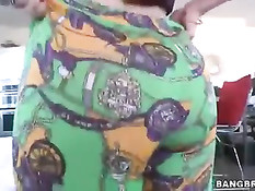 Сексуальная блондинка трахается с парнем и руками ласкает клитор