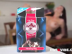 Сексуальная Stacy Silver с пирсингом в пупке мастурбировала на столе