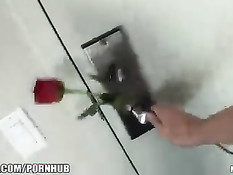 Юная брюнетка захотела анального секса на день Святого Валентина