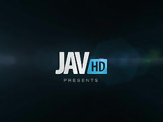 Японочка принимает ванну и вставляет фаллоимитатор в киску и анус