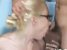 Сисястая учительница обучает сексу своих студентов - парня и девку