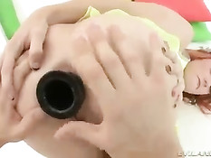 Рыжая калифорнийская девушка Dani Jensen обожает анальный секс