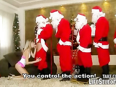 Юная Doris Ivy сосёт члены и ебётся анально с пятью Дедами Морозами