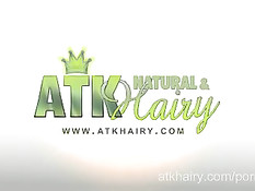 Молодая блондинка с волосатым лобком и подмышками ебётся с парнем