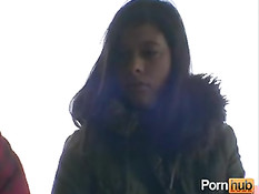 Ребята завернули сучку с мешком на голове в целлофан и отшлёпали