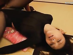 Девушка в чёрных колготках сделала мужику минет и трахнулась раком