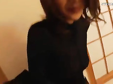 Девушка в чёрных колготках сделала мужику минет и трахнулась раком