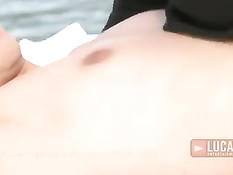 Два симпатичных гея целовались и занимались сексом на берегу моря