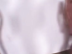 Две брюнетки отсасывают члены у группы мужиков и глотают сперму