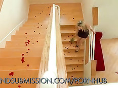 Блондинистая подружка обожает жёсткие анальные секс игры и БДСМ