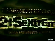 Лесбиянка в корсете грубо оттрахала страпоном подружку блондинку