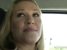 Горячая дама визжит от удовольствия во время секса с чёрным парнем