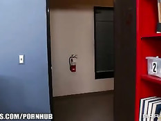 Молодая студентка ебётся с полицейским, чтобы избежать наказания