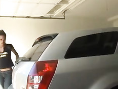 Чёрная шлюха сделала минет на автостоянке и получила член в очко