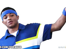 Чёрный парень в раздевалке сделал массаж блондинке Anikka Albrite