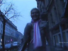 Пошла с молодым человеком в сауну и трахнулась на бильярдном столе