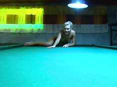 Пошла с молодым человеком в сауну и трахнулась на бильярдном столе