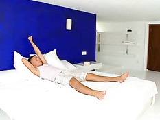 Две молодые подруги познакомились с парнем и сразу предложили секс