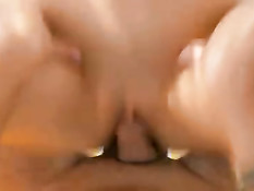 Юная брюнетка занималась любовью с отдыхающим во дворе парнем