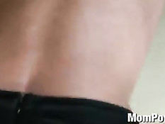 Зрелая женщина нимфоманка не расстаётся с вибратором даже в ванне