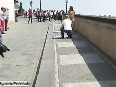 Чешские девчонки без комплексов ходят голышом шокируя прохожих