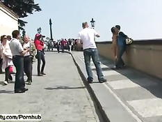 Чешские девчонки без комплексов ходят голышом шокируя прохожих