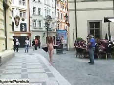 Чешские девчонки без комплексов ходят голышом шокируя прохожих