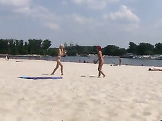 Две молодые русские бесстыдницы голышом играют с мячом на пляже