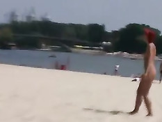 Две молодые русские бесстыдницы голышом играют с мячом на пляже