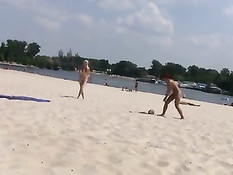 Две молодые русские бесстыдницы голышом играют с мячом на пляже
