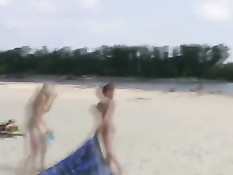 Две молодые русские бесстыдницы голышом играют с мячом на пляже