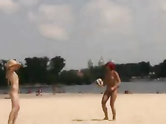 Две молодые русские бесстыдницы голышом играют с мячом на пляже