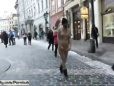 Сумасшедшая голая девка гуляет по заснеженному городу в шапочке