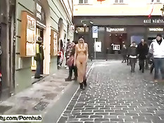 Сумасшедшая голая девка гуляет по заснеженному городу в шапочке