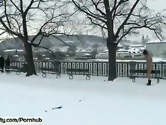 Сумасшедшая голая девка гуляет по заснеженному городу в шапочке