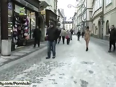 Сумасшедшая голая девка гуляет по заснеженному городу в шапочке