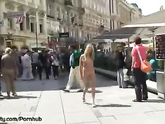 Смелые чешские девчонки снова шокируют прохожих гуляя голышом