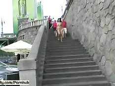 Смелые чешские девчонки снова шокируют прохожих гуляя голышом