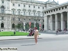 Смелые чешские девчонки снова шокируют прохожих гуляя голышом