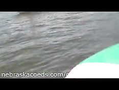 Девушки раздеваются на катерах во время летнего праздника на озере