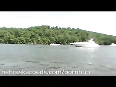 Девушки раздеваются на катерах во время летнего праздника на озере