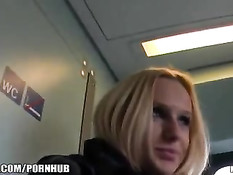 Красивую чешскую блондинку сняли на вокзале и оттрахали в поезде